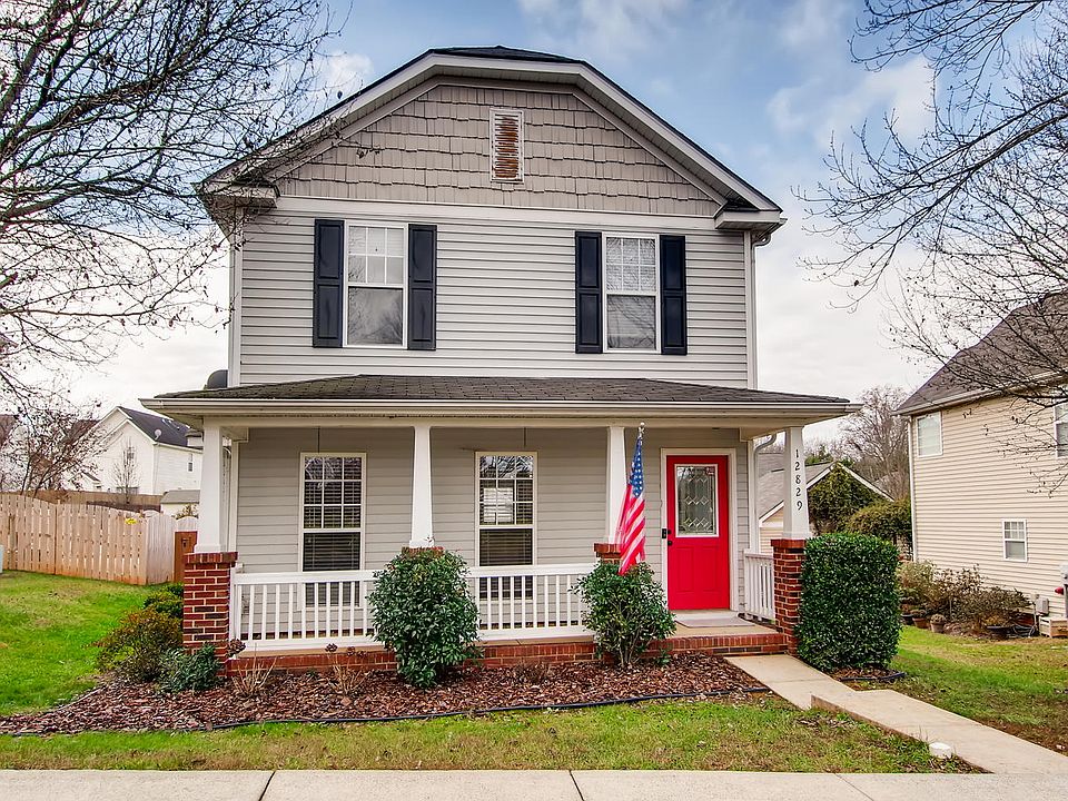 Great curb appeal! Welcome home!
