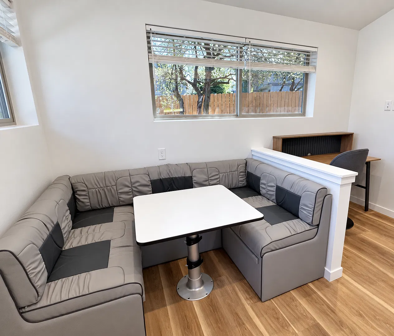 1 Bed- Prime Location- Fully Fenced Yard — Photo 4