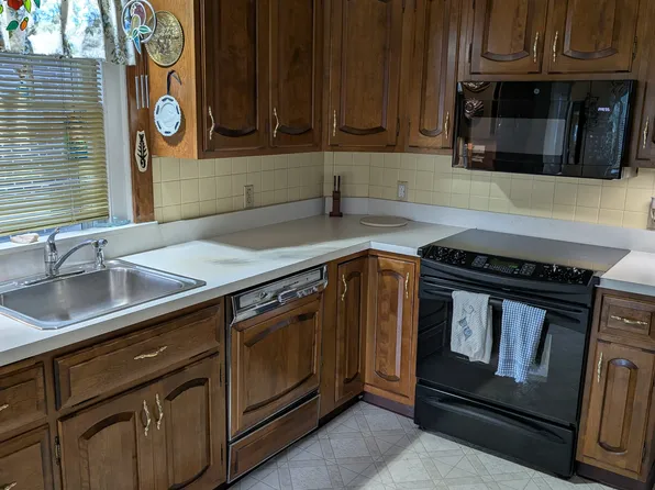 5151 2nd St, Whitehall, PA 18052
