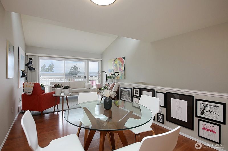 3rd image of 903 NE Lindsay Street
