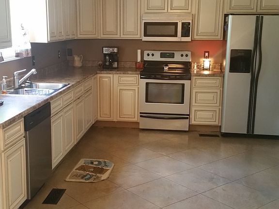 Kitchen- 16'6"x11'6"