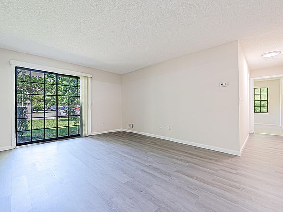 4th image of 161 Sussex Pl #161