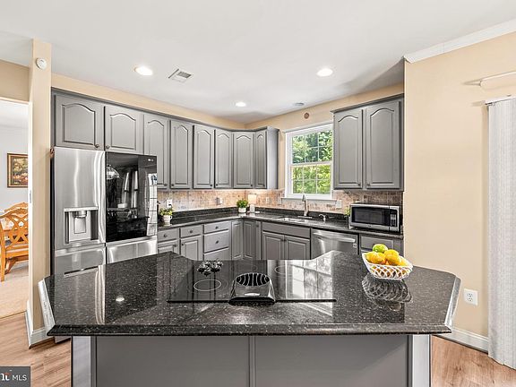 3rd image of 10352 Whittier Ct