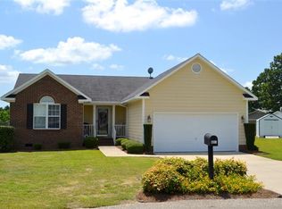 633 Creedmoore Cir, Hope Mills, NC 28348