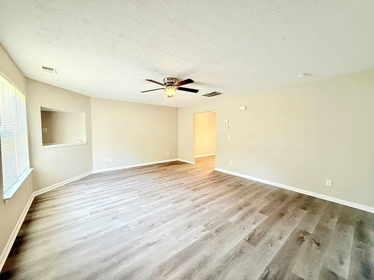 4113 Parkdale Dr — Photo 2