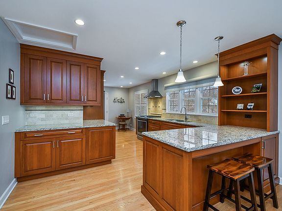 2nd image of 522 Deerpath Rd