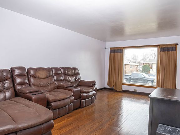 4th image of 3912 W 84th Pl
