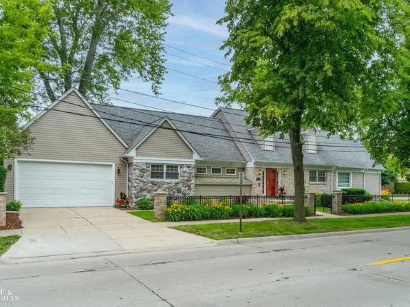 20675 Morningside Dr, Grosse Pointe Woods, MI 48236