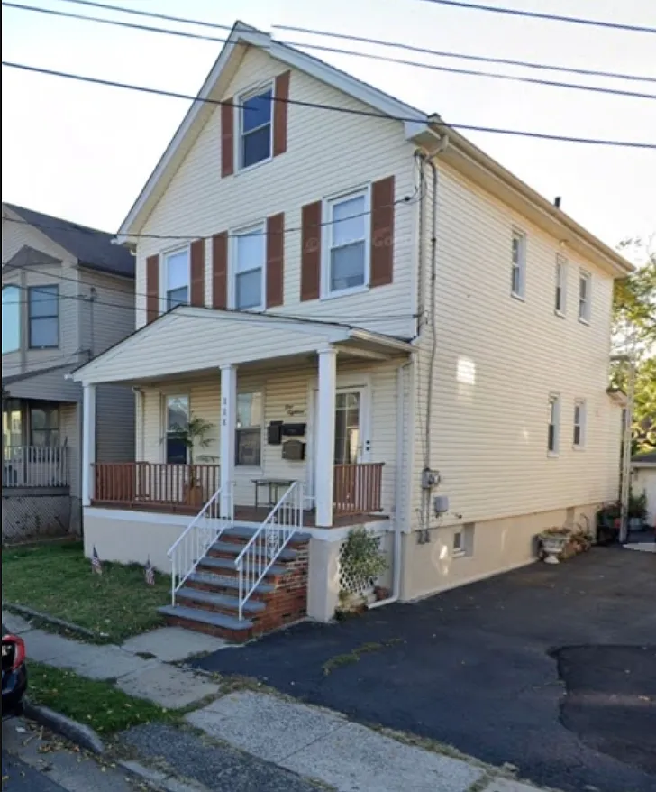 2 bed, 900 sqft, $2,400 — Photo 1