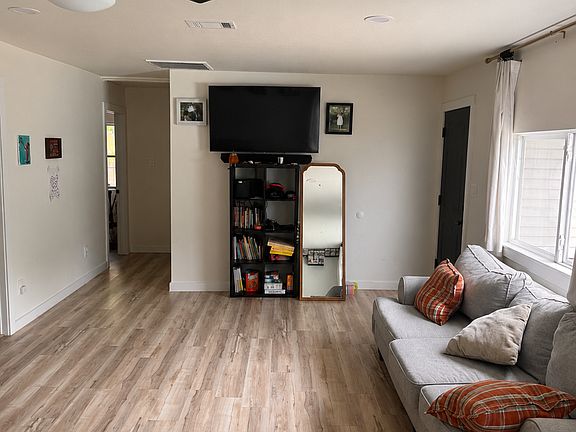 3rd image of 2122 Riviera Dr