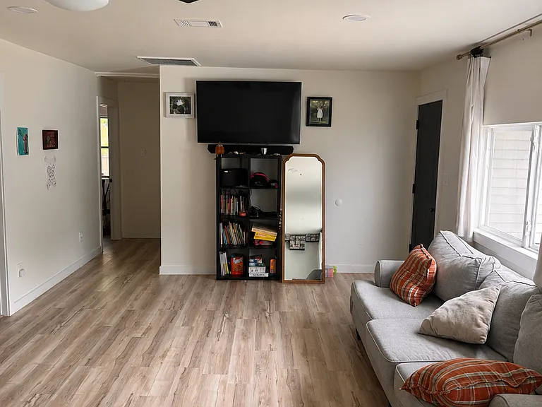 2122 Riviera Dr — Photo 3