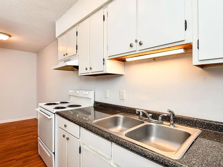 Kitchen (2) Kitchen (2)