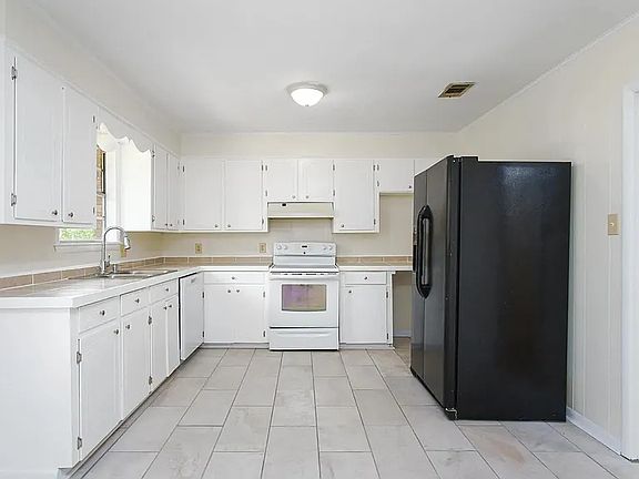 4th image of 131 Crescent Dr