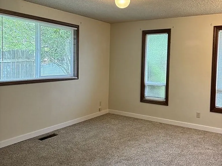 2142 Maplewood Dr S — Photo 12