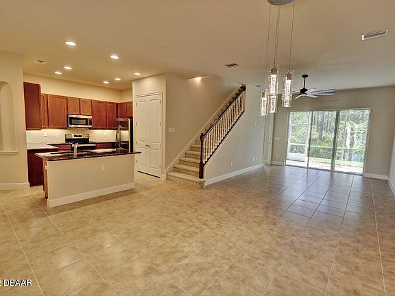 4th image of 834 Aldenham Ln