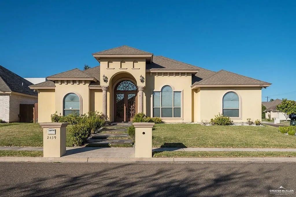 3 bed, 2.0 bath, 2217 sqft, $2,300 — Photo 1