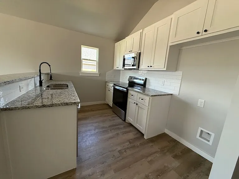 942 Minda St — Photo 6
