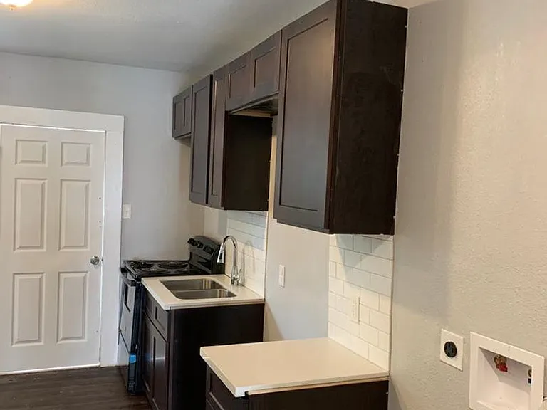 211 E Sterling St — Photo 11