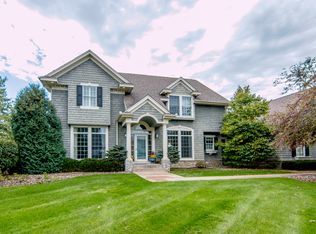 4 Southpoint Ct, North Oaks, MN 55127