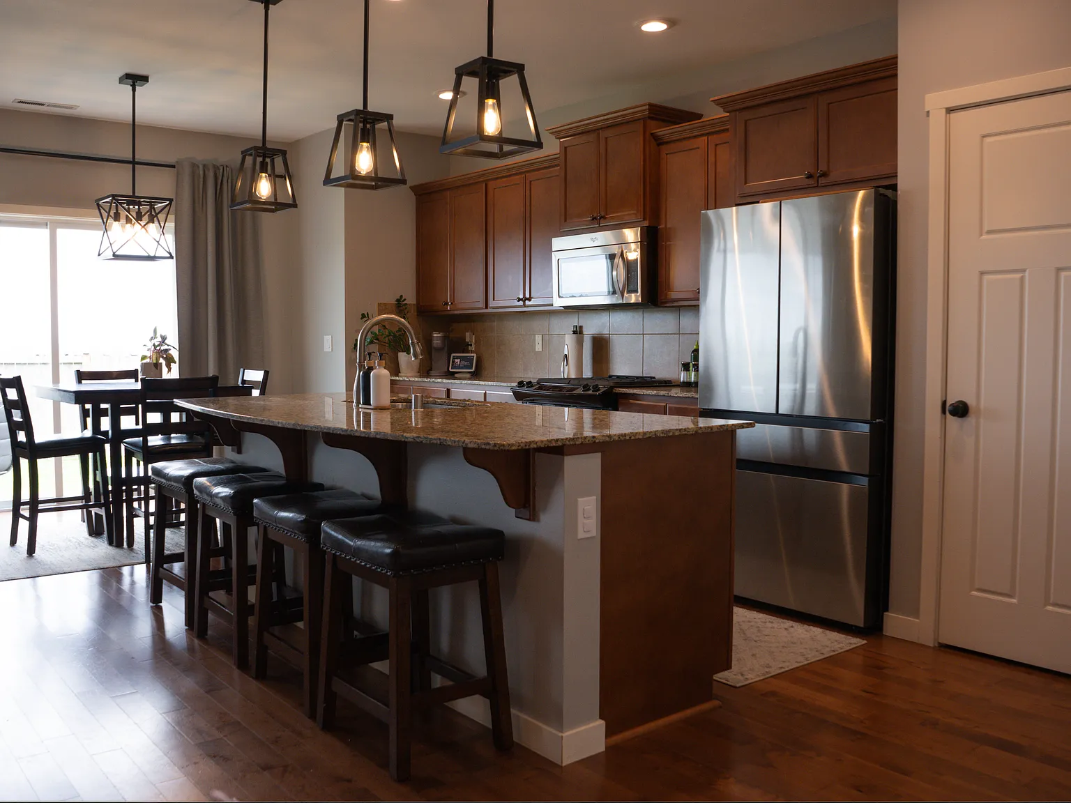 3 bed, 2.5 bath, 2242 sqft, $3,600 — Photo 3