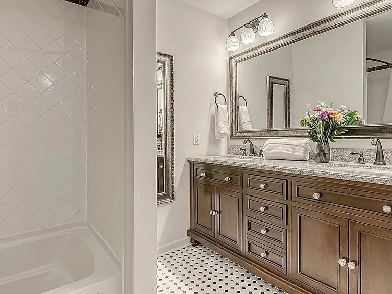 2055 Prospect Hill Dr — Photo 9