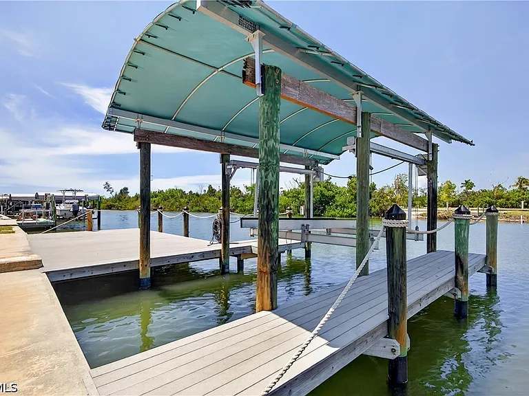 3864 Royal Palm Dr — Photo 3