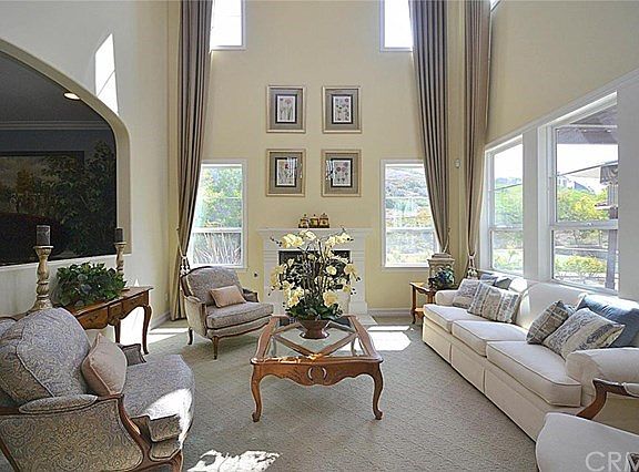 High ceiling Living Room