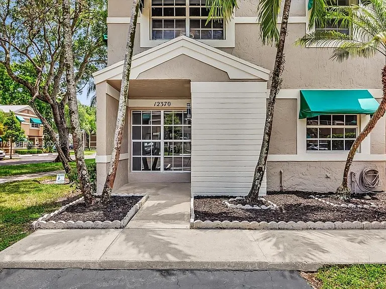 12370 SW 52nd St — Photo 5