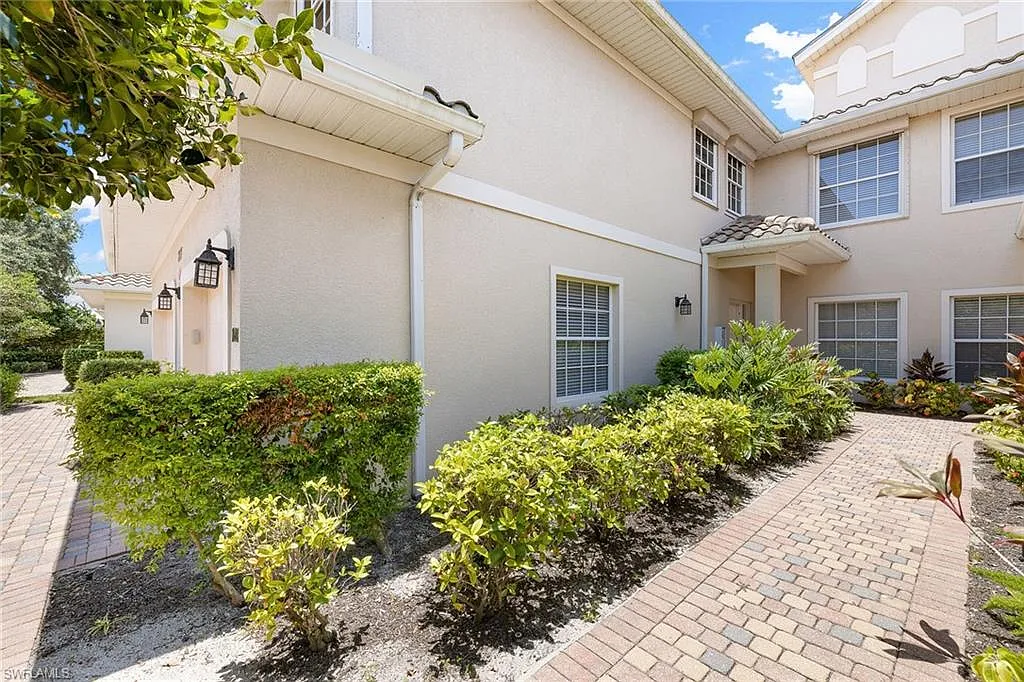 2 bed, 2.0 bath, 1880 sqft, $8,000 — Photo 2