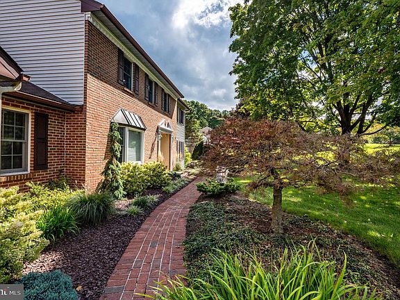 5th image of 4 Glen Hollow Ct