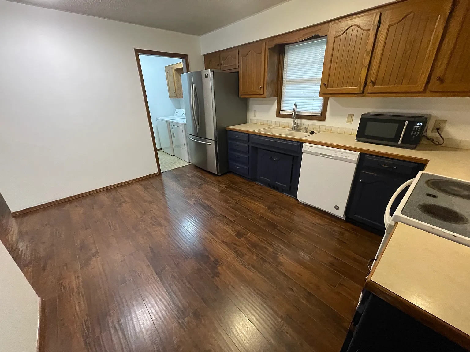 3 bed, 975 sqft, $995 — Photo 2