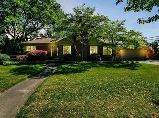 1681 Oxford Rd, Grosse Pointe Woods, MI 48236