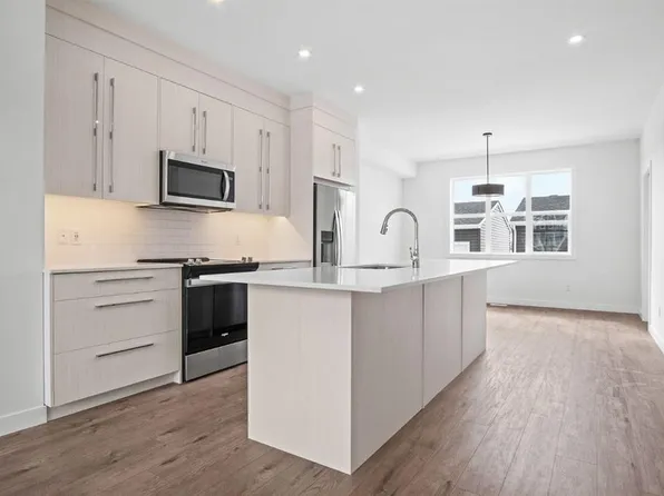 277 N Dawson Way, Chestermere, AB T1X 2R6