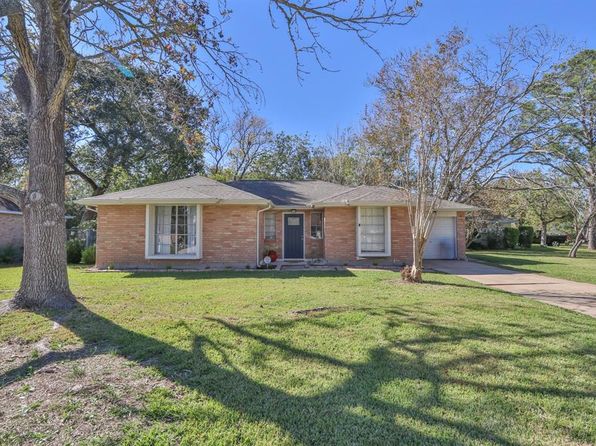 506 Castlelake Dr