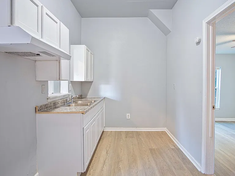 318 Vine St — Photo 17