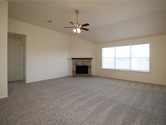 5th image of 1004 Silver Streak Dr