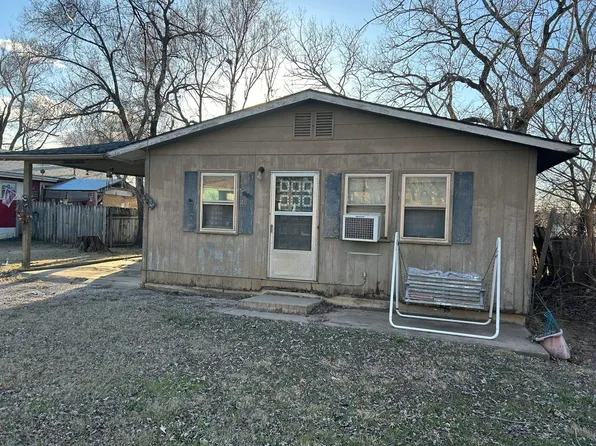 403 N College St, Winfield, KS 67156