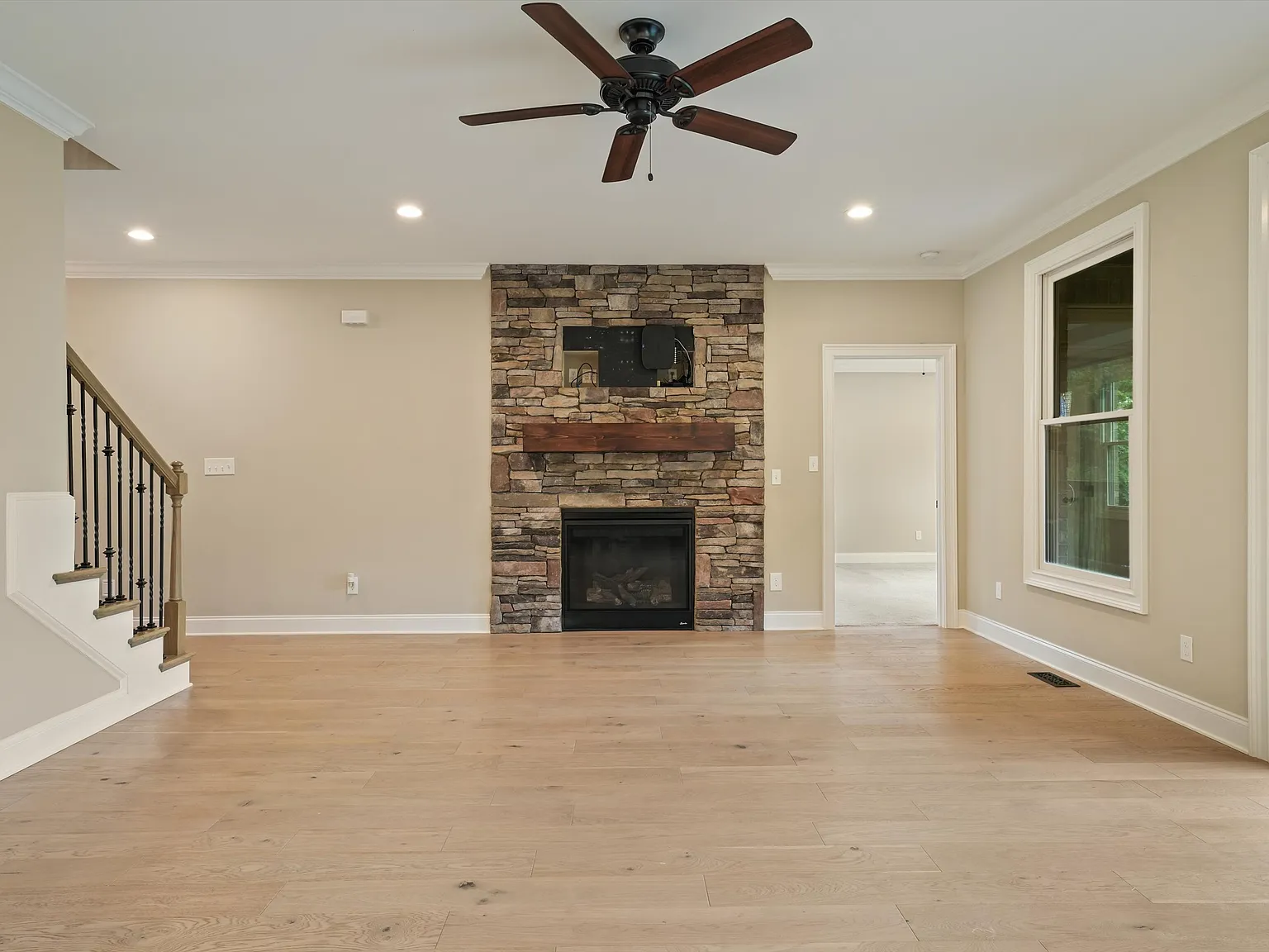 5 bed, 3.5 bath, 4600 sqft, $4,700 — Photo 3