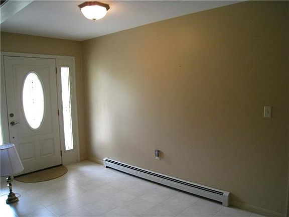 Spacious entry w/inlaid tile