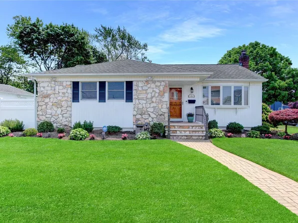 309 Hillcrest Drive, Seaford, NY 11783