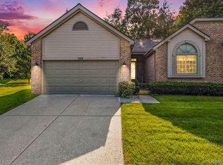 300 Pineknoll Ct, Brighton, MI