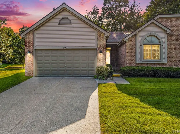 300 Pineknoll Ct, Brighton, MI 48116
