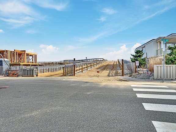 5th image of 242 East Ave
