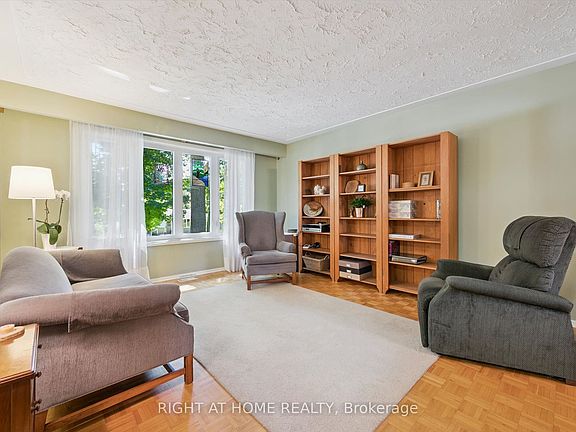 4th image of 200 Cedarbrae Ave