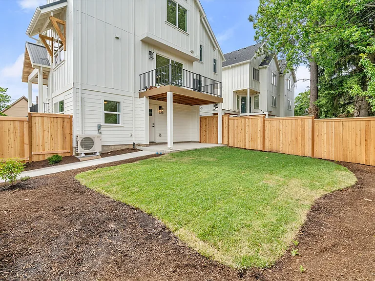 349 SE Walnut St — Photo 2