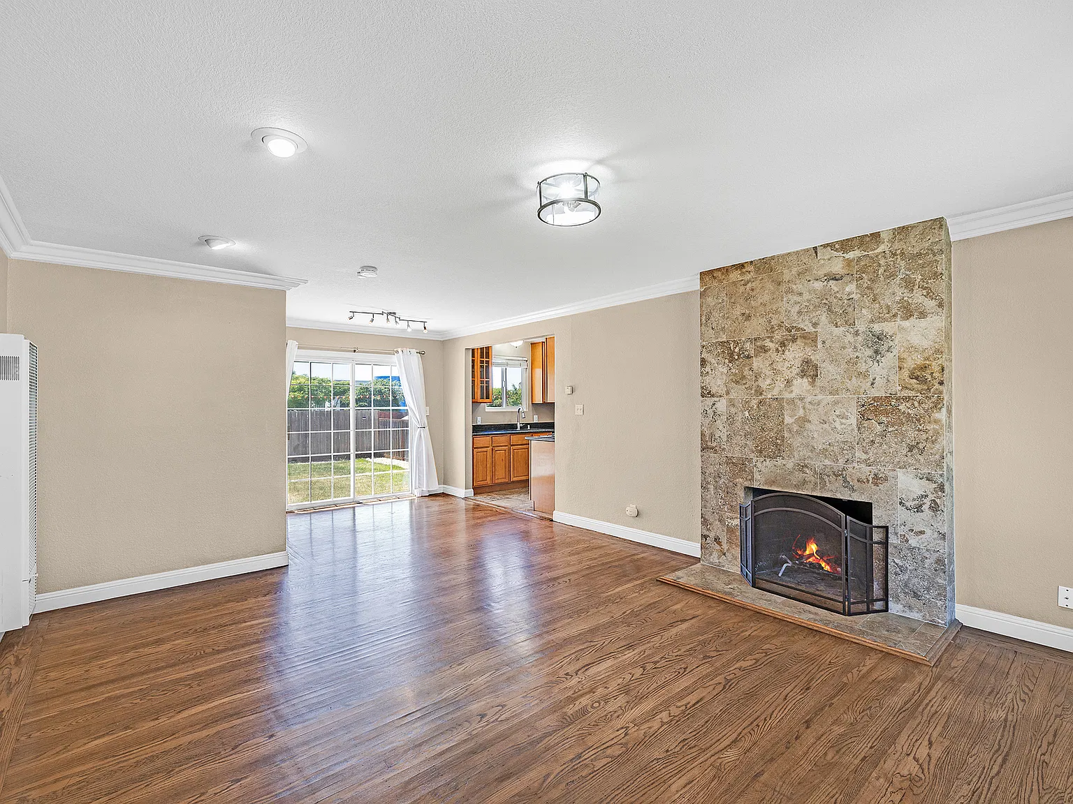 2 bed, 820 sqft, $3,100 — Photo 3