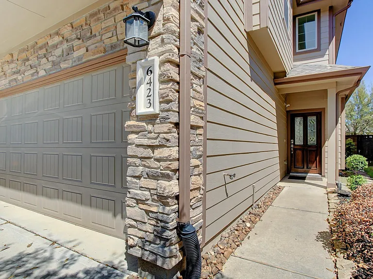 6423 Calgary Woods Ln — Photo 2