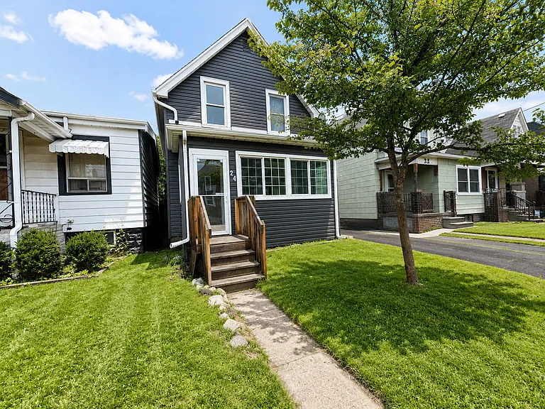 24 Crosthwaite Ave N — Photo 2