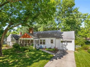 6104 Buena Vista St, Fairway, KS 66205