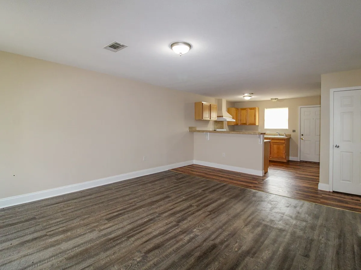 Building Photo - 123 Meadows Ln